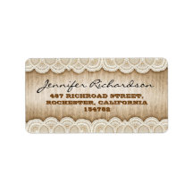 Rustikträ och vita bröllopsetiketter från snöre