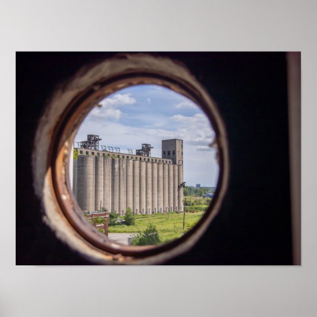 Rusting Grain Silo Poster (Framsidan)