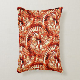 Rustisk repetition av rödaktiga korallrosetter som prydnadskudde