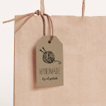 Rustiska Märkre av handgjorda nitting Crafts Kraft Presentetikett<br><div class="desc">Rustiska märkre för kraftvärmeverk eller häng märkre för ditt handgjorda, hantverksmässiga eller hantverksmässiga företag har två linjer anpassningsbar text på framsidan i handskrivet stil block och manusbokstäver, med en illustration av en boll av garn och två stickande nål. Lägg till fem linjer anpassningsbar text på motsatt sida i matchande typsnitt....</div>