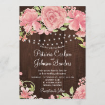 Rustiska rosor och ljus på barrträ