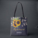 Rustiska solblommor chalkboard bröllop bridesmaid tygkasse<br><div class="desc">Rustik elegant faller på bröllopsbridesmaid/maid of honor/blommflicka i påsen på mörken midnatt, marinsktavla med vackra solblommor av gult guld, buketter och strängar av twinkle ljus. Anpassa den med namn på framsidan och med brudgummens och brudgummens namn och bröllop på baksidan. — Fyll i informationen på plats. Du kan välja att...</div>