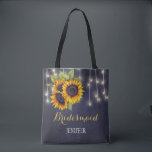 Rustiska solblommor chalkboard bröllop bridesmaid tygkasse<br><div class="desc">Rustik elegant faller på bröllopsbridesmaid/maid of honor/blommflicka i påsen på mörken midnatt, marinsktavla med vackra solblommor av gult guld, buketter och strängar av twinkle ljus. Anpassa den med namn på framsidan och med brudgummens och brudgummens namn och bröllop på baksidan. — Fyll i informationen på plats. Du kan välja att...</div>