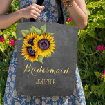 Rustiska solblommor chalkboard bröllop bridesmaid tygkasse<br><div class="desc">Rustik elegant faller bröllopsbridesmaid/maid of honor/blommflicka i väskan på grått-kalkbrädet i mörk med vackra guld solblommor i gult. Anpassa den med namn på framsidan och med brudgummens och brudgummens namn och bröllop på baksidan. — Fyll i informationen på plats. Du kan välja att anpassa den ytterligare genom att ändra typsnitt...</div>