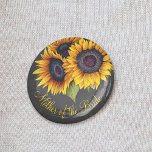 Rustiska solblommor, krita, budens mamma knapp<br><div class="desc">Knappen blommigt Rustic budens mamma bröllop med solblommor bouquet på en grått-kritbakgrund i mörk.             Du kan anpassa den med texten!</div>