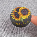 Rustiska solblommor, krita, maid of honor knapp<br><div class="desc">Knappen blommigt Rustic maid of honor bröllop med solblommor bouquet på en grått-kritbakgrund i mörk.             Du kan anpassa den med texten!</div>