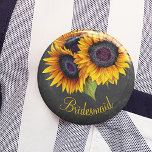 Rustiska solblommor, schalkboard bridesmaid knapp<br><div class="desc">Knapp för blommigt av rustik blekhet med solblommor bouquet på en mörk grått-kritbakgrund.             Du kan anpassa den med texten!</div>