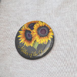 Rustiska solblommor, schalkboard mor i trädgården knapp<br><div class="desc">Blommigt mor i knapp av groom bröllop med solblommor bouquet på en grått-kritbakgrund i mörk.             Du kan anpassa den med texten!</div>