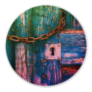 Rustiska trädörr, nyckelhål och kedjekeramiskt kno knopp