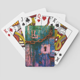 Rustiska trädörr, nyckelhål och köldkort casinokort