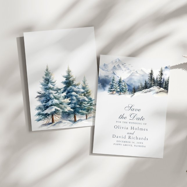 Rustiska vattenfärgen Snö, berget Gräs Träd Bröllo Spara Datumet (Rustic Watercolor Snow Mountain Pine Trees Wedding Save The Date on a sunny white table.)