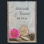 Rustit Rosa Daisy Woodland Bröllop Keepsaké Mysfilt<br><div class="desc">Anpassa den charmerande skogen stil Rustic Rosa Daisy Woodland Bröllop Throw med namn av briden och brudgummen och ceremonin i giftermål för att skapa en varaktig keepsakgåva. Den här anpassningsbarna för utomhusbruk i chic i land har ett digitalt utökat fotografi av en blommar av blommor av daisy från rosa och...</div>
