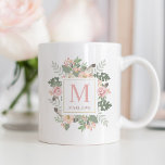 Rustit Rosa Guld Blommigt Boho Anpassningsbar Mono Kaffemugg<br><div class="desc">Konstruktionen Boho stil anpassningsbar kaffe mugg har romantiska blommor,  botaniska löv och dragbeläggning av fågelfjädrar. Anpassa med anpassningsbar monogram med namn och första brev. Mjuka färg-schemat omfattar söt vår-skuggor av rosa,  persikor,  grädde,  grönt,  grått och guld.</div>