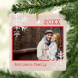 Rustit Rosa Photo Ornament Snöflingor Monogram<br><div class="desc">Anpassa den här prydnaden med ditt familjefoto och lägg till din familj namn tillsammans med året för denna underbara julkeepé.</div>