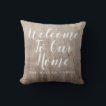 Rustit Välkommen till vår familj i Anpassningsbarn Kudde<br><div class="desc">Rustic Welcome to our Home Anpassningsbar Family Namn dekorativ kudde with calligraphy script typography and wood bakgrund image.</div>