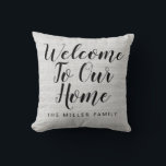 Rustit Välkommen till vår familj i Anpassningsbarn Kudde<br><div class="desc">Rustic Welcome to our Home Anpassningsbar Family Namn dekorativ kudde with calligraphy script typography and faux linen bakgrund image.</div>