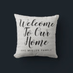 Rustit Välkommen till vår familj i Anpassningsbarn Kudde<br><div class="desc">Rustic Welcome to our Home Anpassningsbar Family Namn dekorativ kudde with calligraphy script typography and faux linen bakgrund image.</div>