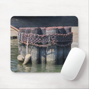 Rusty Chains Wrapped runt Harbour Piling Musmatta