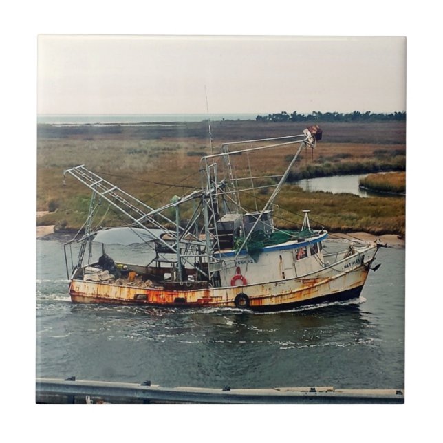 Rusty FishBoat Blue vatten i Marsh Kakelplatta (Framsidan)