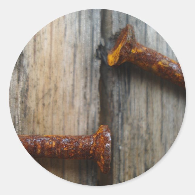Rusty nagel i trä2 runt klistermärke (Framsida)