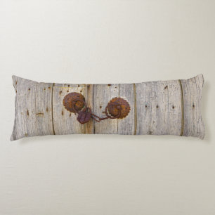 Rusty vintage gammal järn-padlock på en trädörr _ kroppskudde