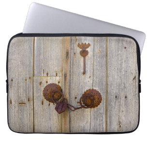 Rusty vintage gammal järn-padlock på en trädörr -. laptop fodral