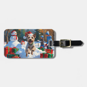 Rutfoxterrier springer genom snö med julhatt bagagebricka