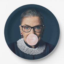 Ruth Bader Ginsburg blåser rosa bubbelgum
