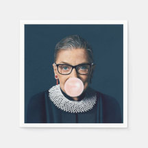 Ruth Bader Ginsburg blåser rosa bubbelgum