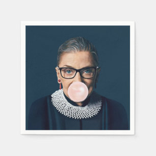 Ruth Bader Ginsburg blåser rosa bubbelgum Pappersservett