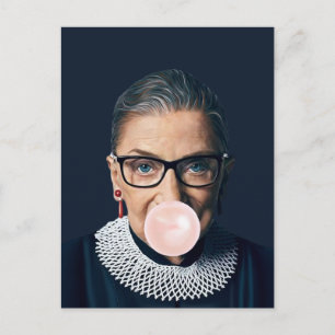 Ruth Bader Ginsburg blåser rosa tuggummi    Vykort