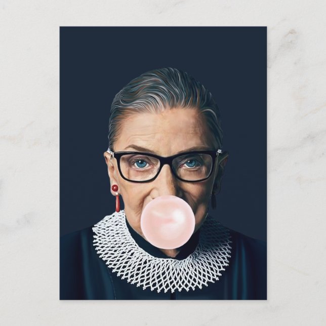 Ruth Bader Ginsburg blåser rosa tuggummi    Vykort (Framsida)