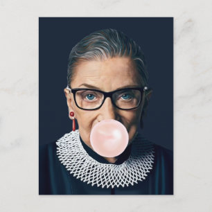 Ruth Bader Ginsburg blåser rosa tuggummi Vykort