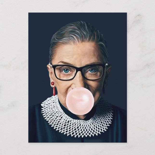 Ruth Bader Ginsburg blåser rosa tuggummi    Vykort (Framsida)