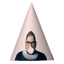 Ruth Bader Ginsburg blåser rosa tuggummibubbla
