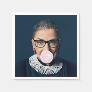 Ruth Bader Ginsburg blåser rosa tuggummibubbla Pappersservett