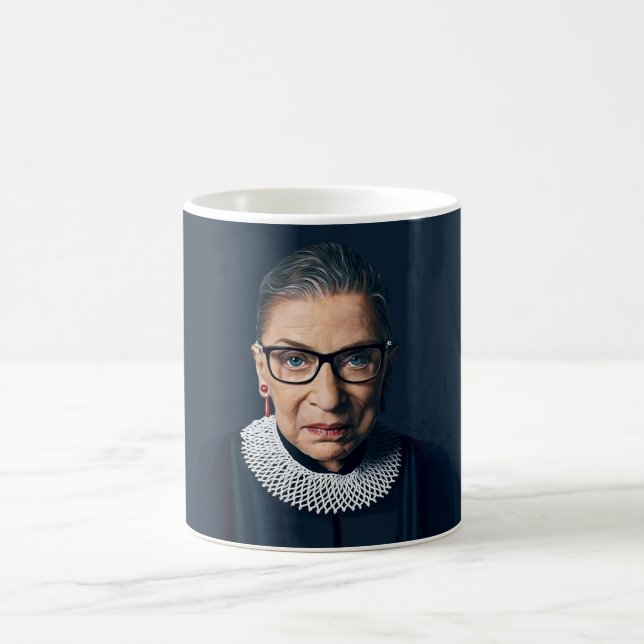 Ruth Bader Ginsburg Blowing Rosa Bubble gumm Kaffemugg (Center)