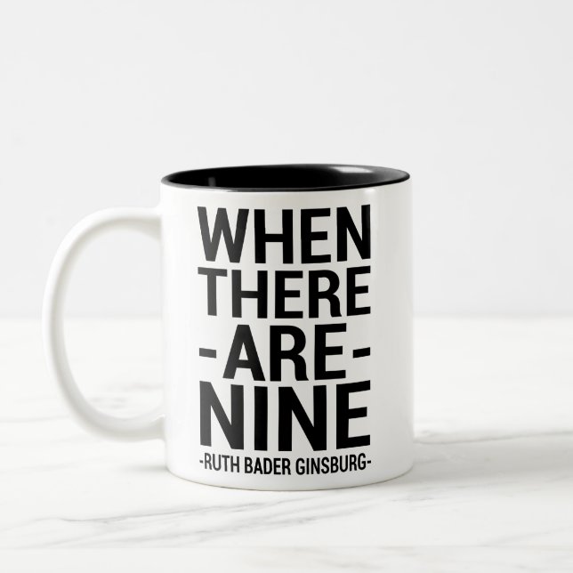 Ruth Bader Ginsburg-citat "när det finns nio" Två-Tonad Mugg (Vänster)