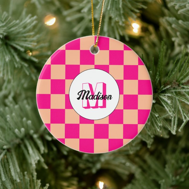 Rutig persika het rosa geometrisk retro Monogram Julgransprydnad Keramik (Träd)