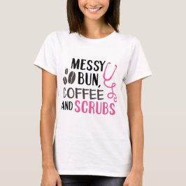Rutig uppnäst hårknut, kaffe och skrubbar t shirt
