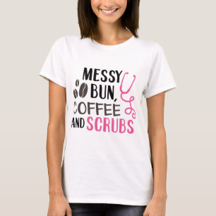 Rutig uppnäst hårknut, kaffe och skrubbar t shirt