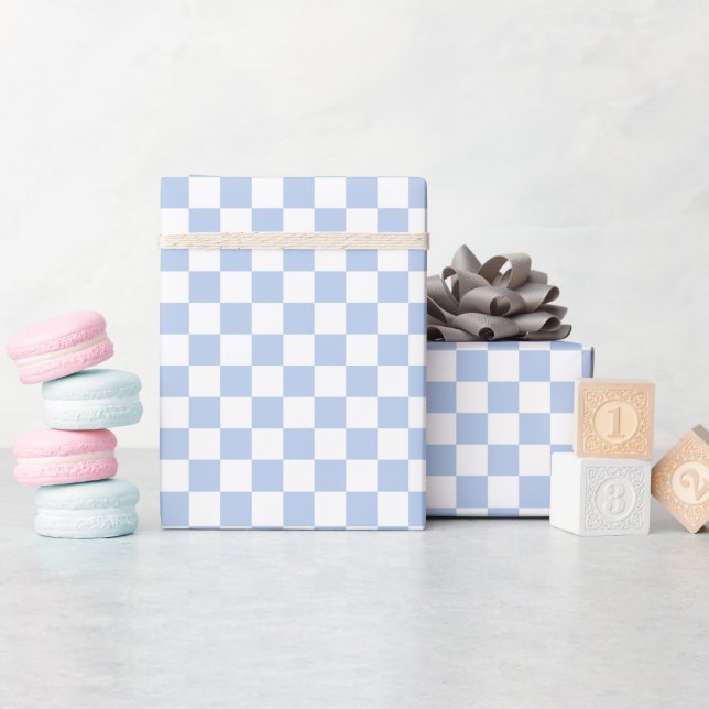 Rutigt mjukt himmelsblått vitt inslagspapper rulle presentpapper (Baby Shower)