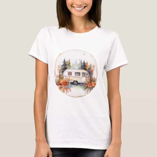 RV Camping in Skogen, RV Camper T Shirt (Framsida)