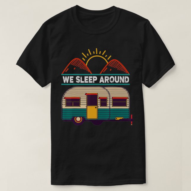 RV Camping-släpfordon ger oss sömn runt Camper T Shirt (Design framsida)