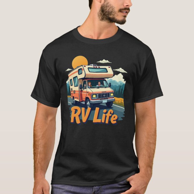 RV Life Manar Äventyr Graphic T-Shirt (Framsida)