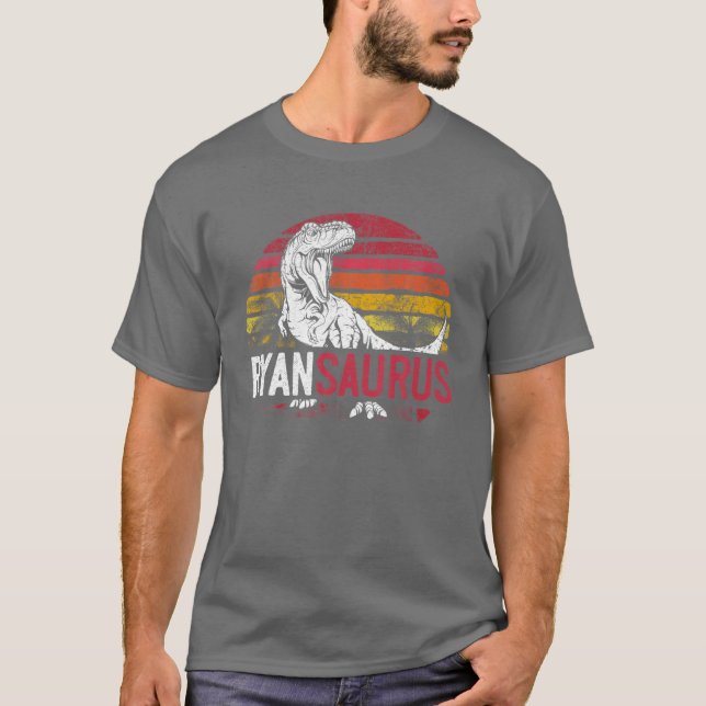 Ryan Saurus Funny Personalized Dinosaur T Rex Name Shirt (Framsida)