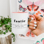 RYGGA Modern Cute Funtie Definition Moster Auntie Mugg<br><div class="desc">Den här keramiska mugg har en modern typsnittskombination och en roligt definition av "funtie". Det här kaffet kopp är perfektens gåva till ditt favoritföretag för hennes födelsedag,  som ett gravid eller till jul.</div>