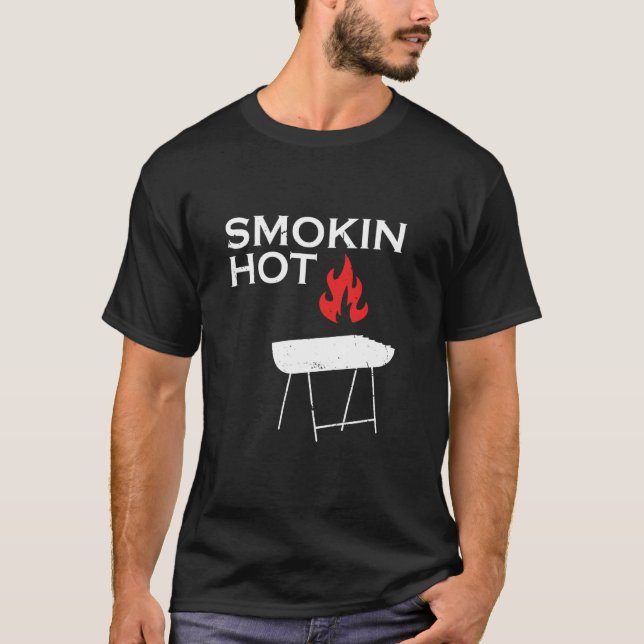 Rykande Het BBQ T Shirt (Framsida)