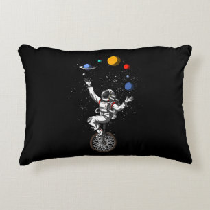 rymastronaut Juggling Planets Cosmic astronomy Prydnadskudde