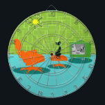 Rymdåldern Kattunge Dart Board Piltavla<br><div class="desc">Det sägs att hundar har ägare och katter har personal. Kattdjuret på Kattunge-moderkortet för Retro Space Age kunde inte godkänna mer! 1960-talets minimalistiska konsthantverk i stil har en slank, svart katt i ett modernt vardagsrum i mitten av århundradet. Det sofistikerade rummet har en grönt, en stenvägg. Maten är akvarium med...</div>